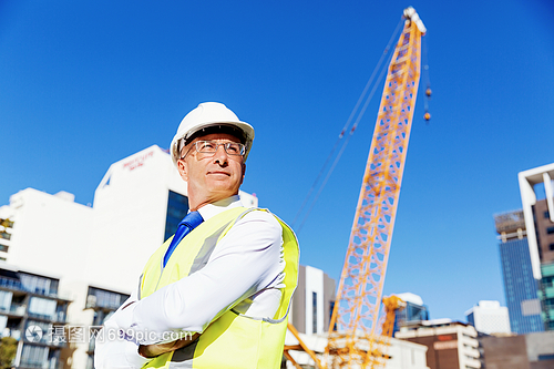 筑夢(mèng)前行 安全背心下的建設(shè)者圖景